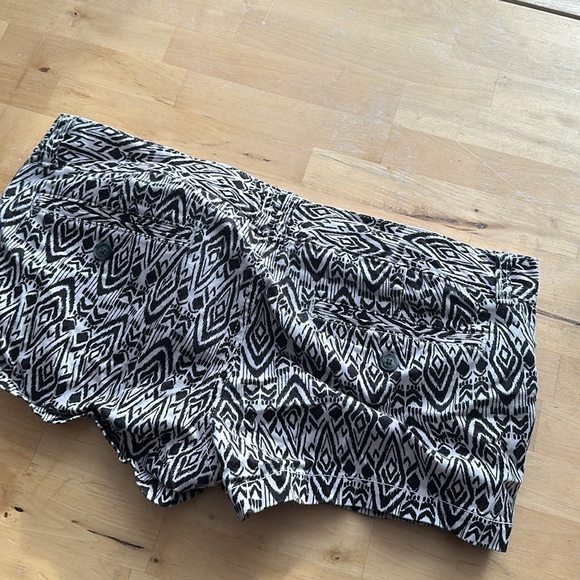 Black and white shorts - Picture 2 of 4